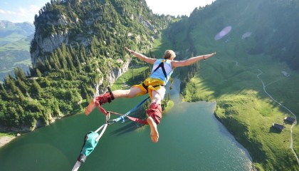 开云体育-卡马文加爆发，南非强势拿下里昂，足球如何成为身份政治的战场？