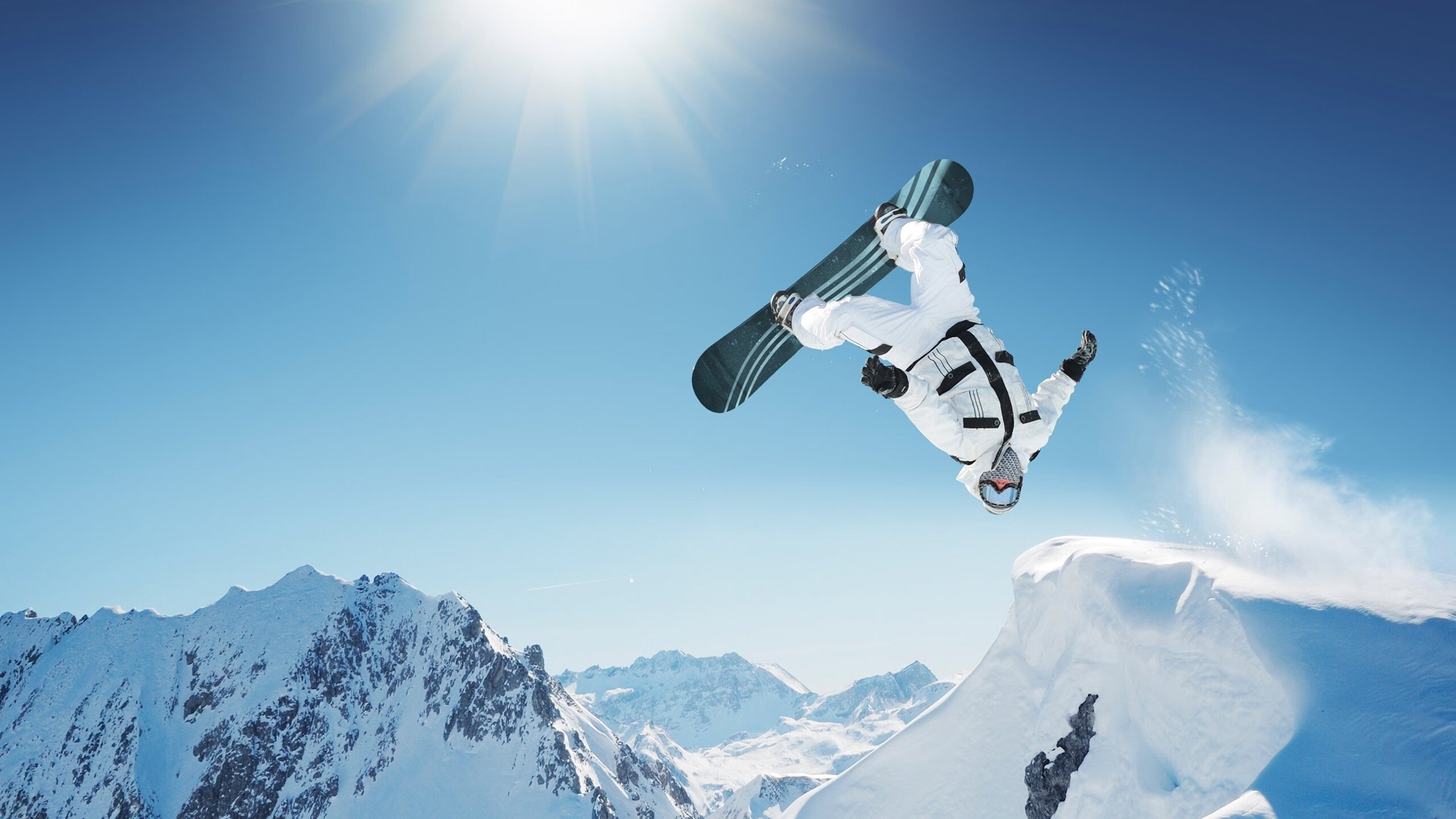 街道上的战争与远方的回响，当F1引擎轰鸣遇见几内亚的足球意志